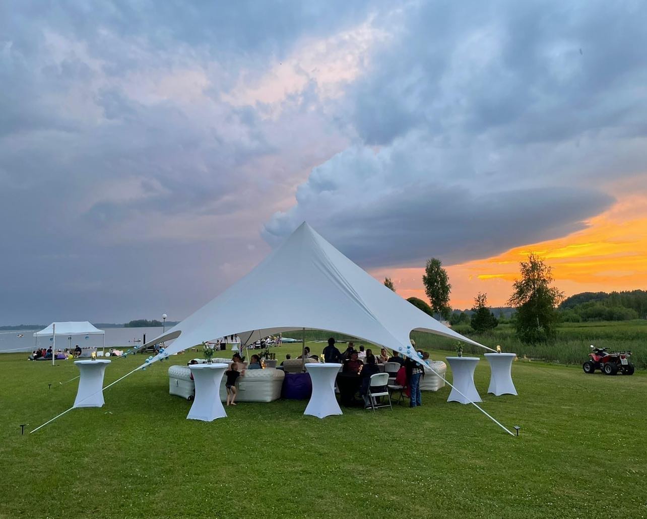 Kalna Raskumi, Viesu nams, Vecpiebalga, Alauksta ezers | Tent rental by the water, Alauksta lake in Vecpiebalga