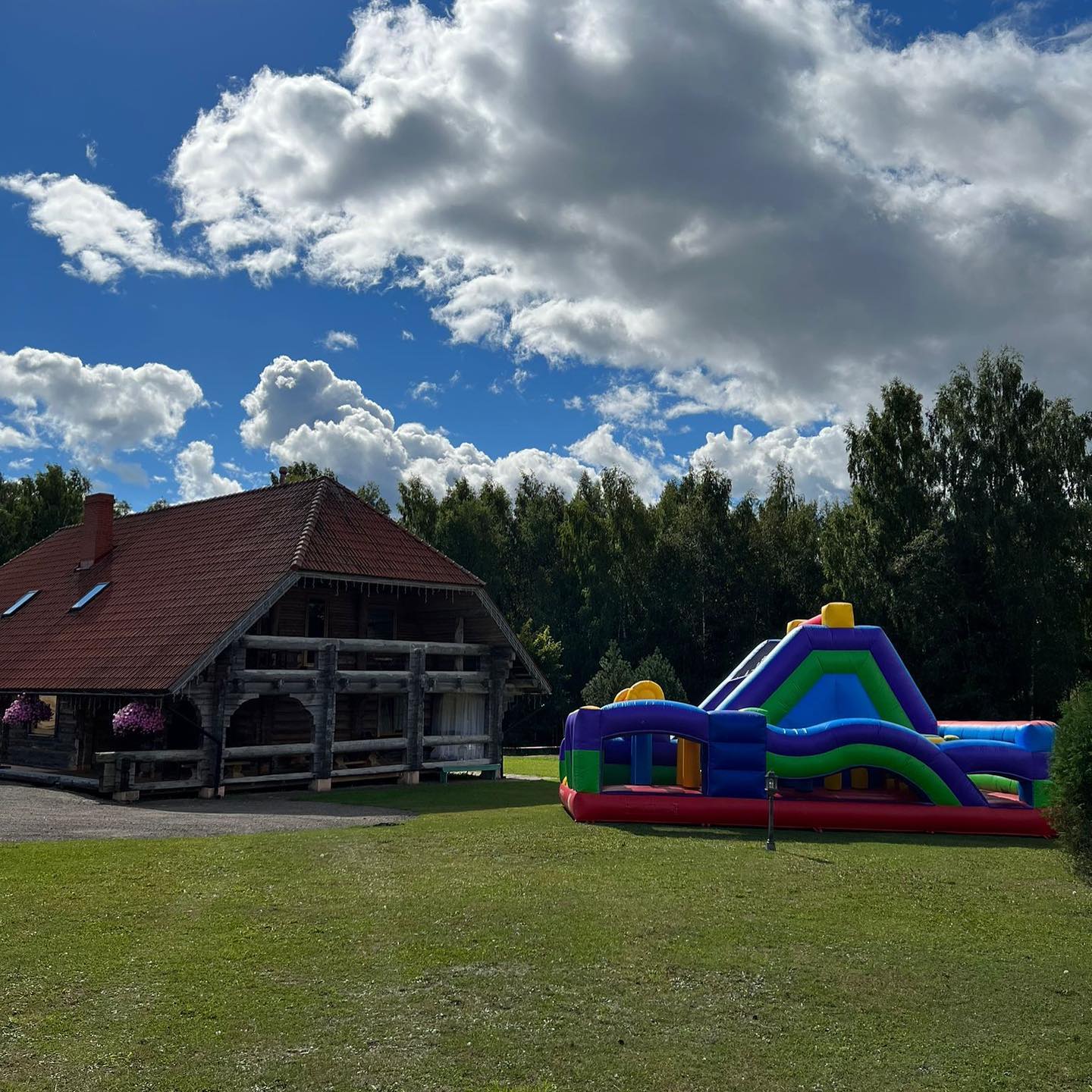Kalna Raskumi, Viesu nams, Vecpiebalga, Alauksta ezers | Tent rental by the water, Alauksta lake in Vecpiebalga
